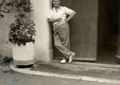Joan Miró a la porta de Mas Miró. Arxiu Successió Miró, 2022